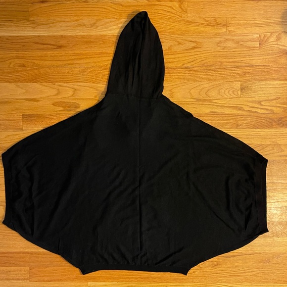 NWOT. Women’s Remain hooded sweater with batwing sleeves. - Picture 2 of 5